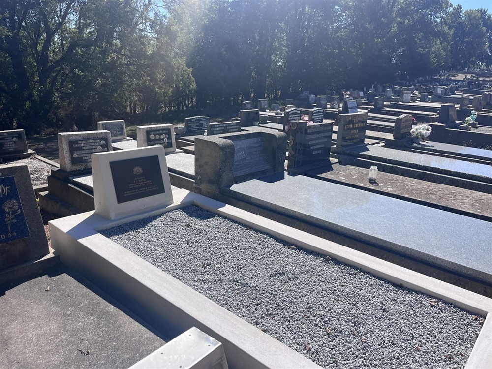 Wold - Official War Grave snug in Old Yass Cemetery.JPEG