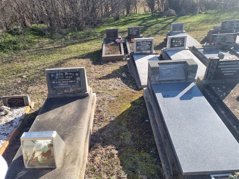 Wold - unmarked grave Yass Old Cemetery - in middle.jpg